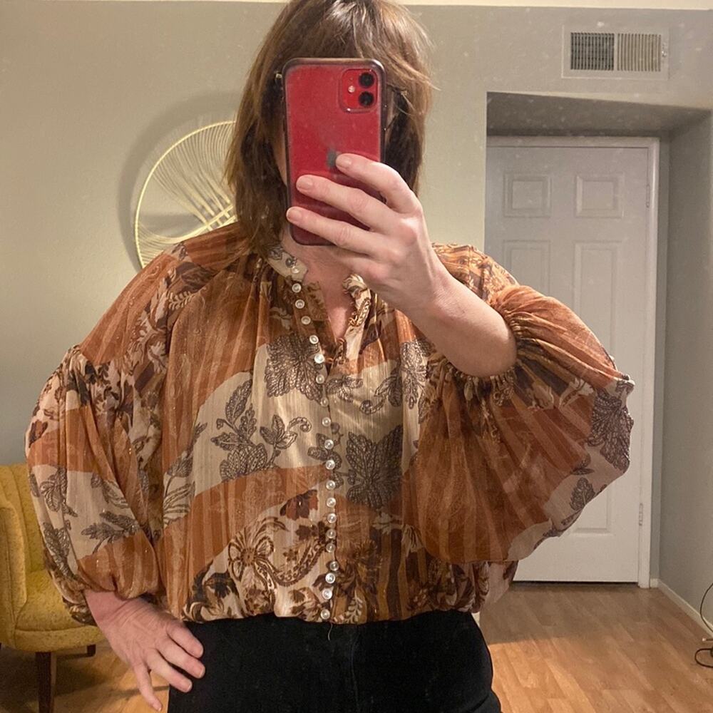 Kourt Short-waisted Button-down Floral blouse